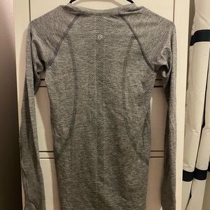 Lululemon Swiftly Long Sleeve 2.0 in size 4!!